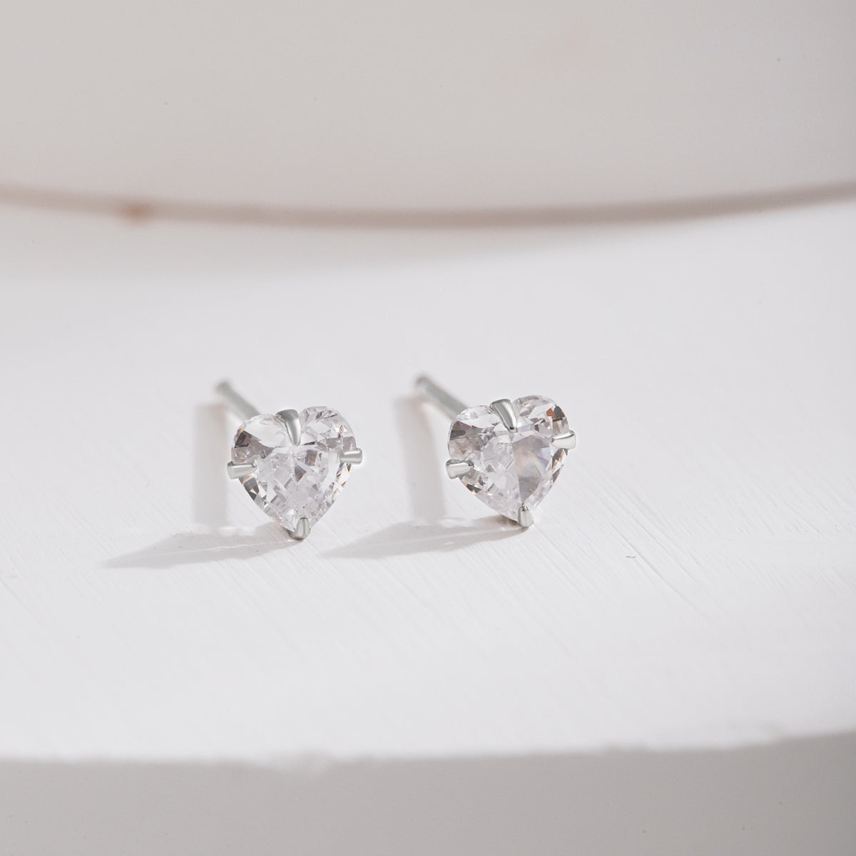 [Noble Jewelry]Sparkling Heart Shaped Simple Earrings