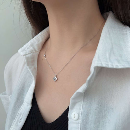 [Noble Jewelry]Delicate Flower Shape Necklace