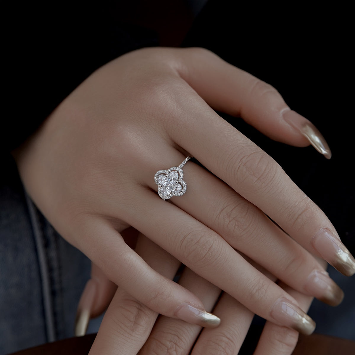 [Noble Jewelry]Luxurious Eternity Flower Shape Banquet Ring