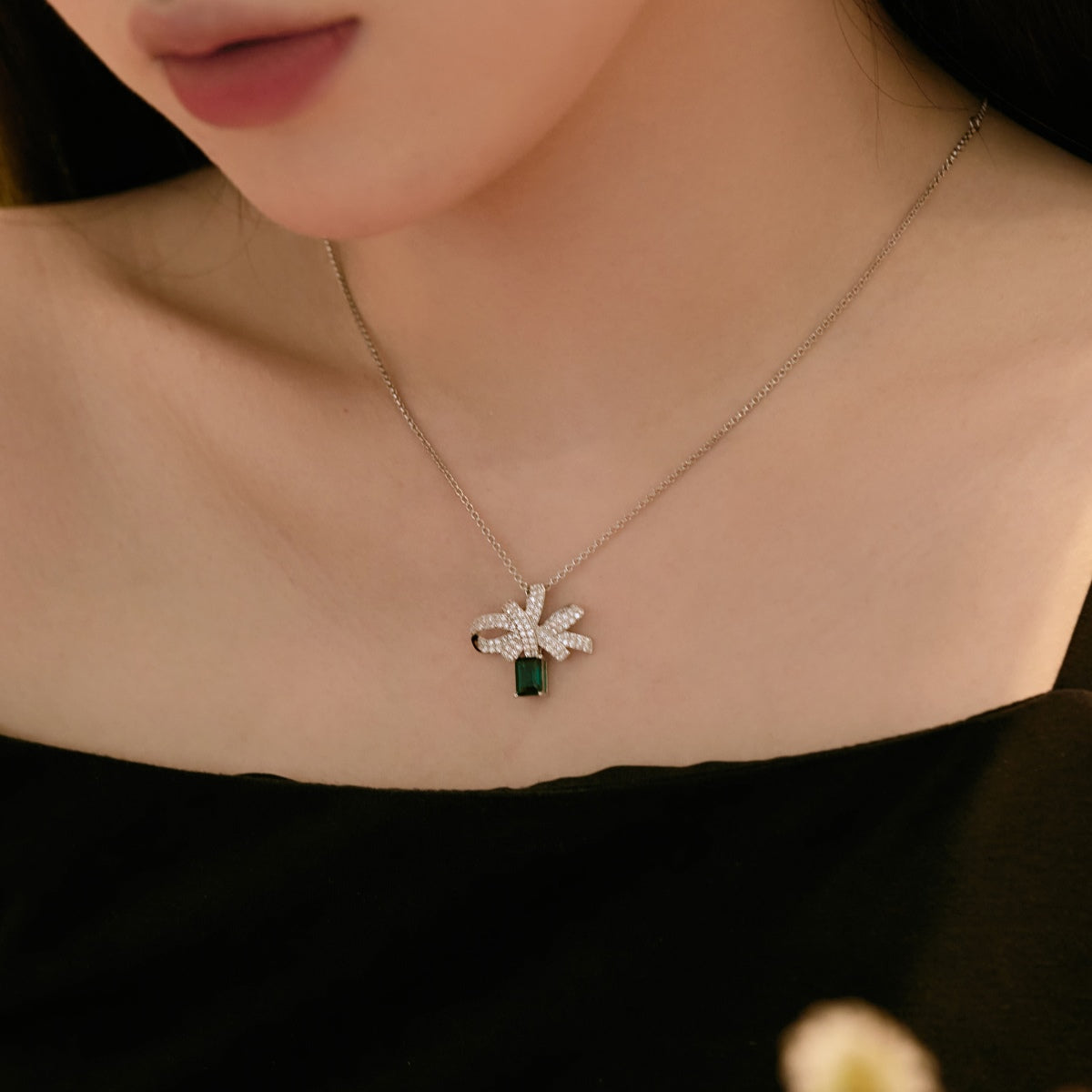 [Noble Jewelry]Luxurious Flower Shape Emerald Cut Necklace